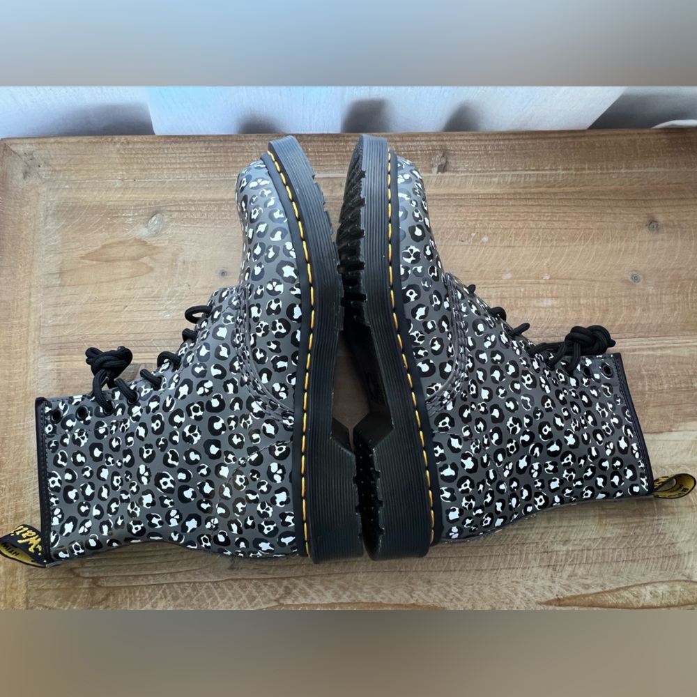 Dr Martens Women's 1460 8 Eye Boot Size 7 In Leopard Print New - Picture 7 of 11